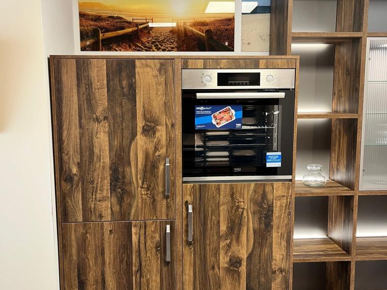 Topmoderne L-Küche 350 x 310 cm im Holzdekor mit Granitarbeitsplatten, Regal- und Relingsystemrückwand