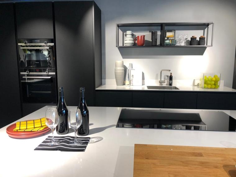 Greeploze keuken met kookeiland, bar en apparatuurwand