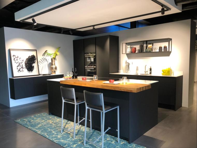 Greeploze keuken met kookeiland, bar en apparatuurwand