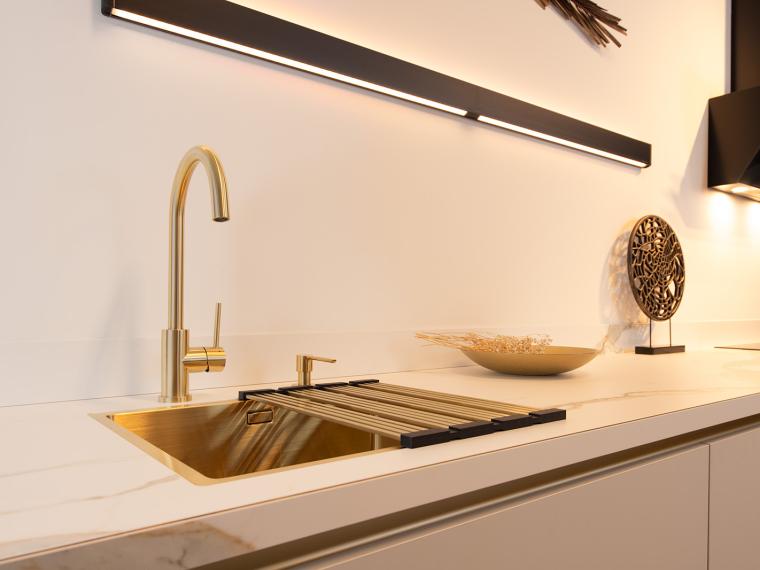 Luxe showroomkeuken met details van goud