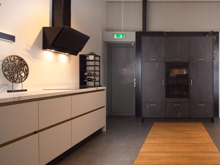 Luxe showroomkeuken met details van goud