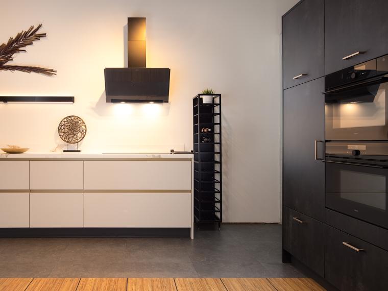 Luxe showroomkeuken met details van goud