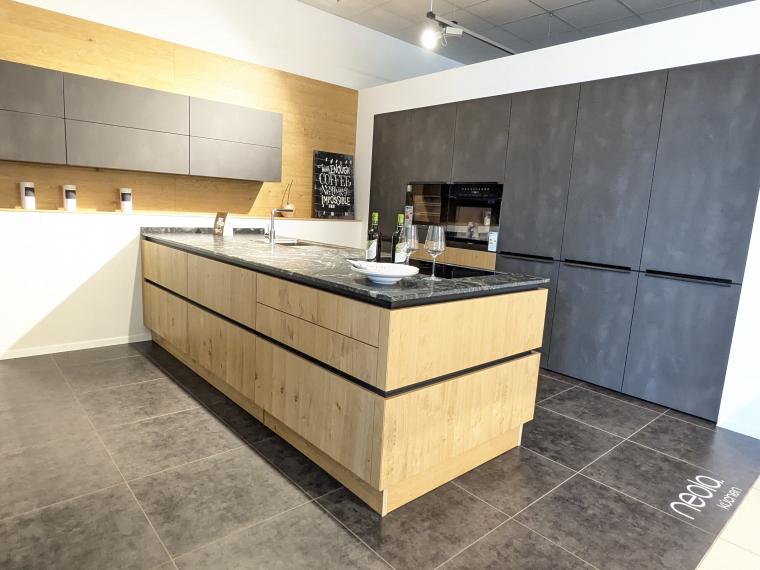 Modern-Rustikale Küche mit exklusiver Arbeitsplatte aus Granit