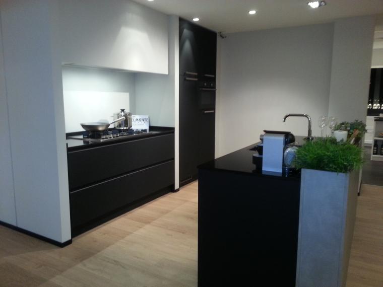 Zwarte moderne keuken met spoeleiland