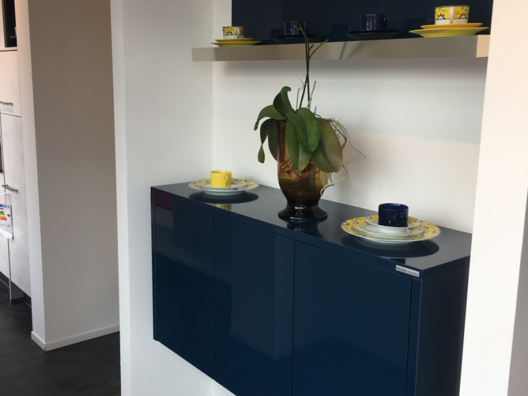 Sideboard mit beleuchteten Glasböden
