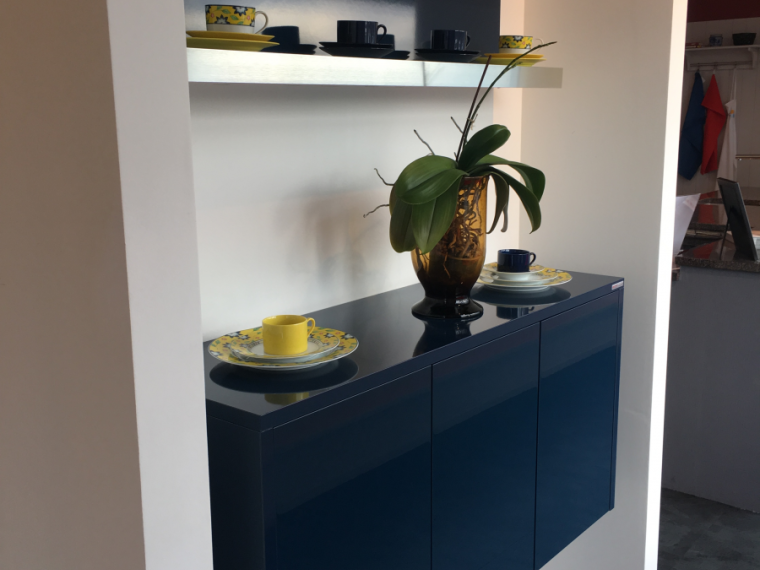 Sideboard mit beleuchteten Glasböden