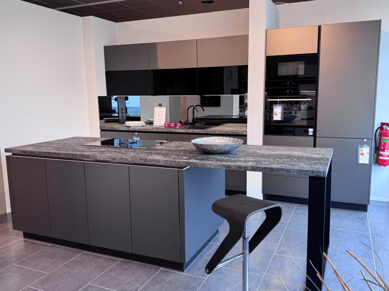 Häcker concept130 SMART-GL Steingrau metallic (Polymerglas) Ein beeindruckendes Küchendesign, das begeistert – stilvoll, funktional und bis ins Detail durchdacht!