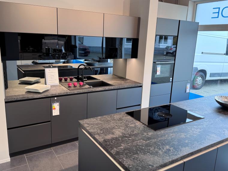 Häcker concept130 SMART-GL Steingrau metallic (Polymerglas) Ein beeindruckendes Küchendesign, das begeistert – stilvoll, funktional und bis ins Detail durchdacht!