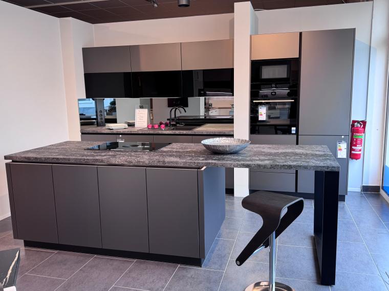 Häcker concept130 SMART-GL Steingrau metallic (Polymerglas) Ein beeindruckendes Küchendesign, das begeistert – stilvoll, funktional und bis ins Detail durchdacht!