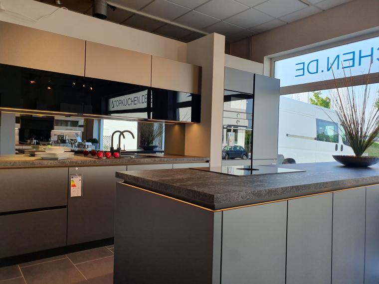 Häcker concept130 SMART-GL Steingrau metallic (Polymerglas) Ein beeindruckendes Küchendesign, das begeistert – stilvoll, funktional und bis ins Detail durchdacht!