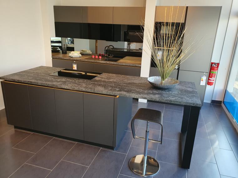 Häcker concept130 SMART-GL Steingrau metallic (Polymerglas) Ein beeindruckendes Küchendesign, das begeistert – stilvoll, funktional und bis ins Detail durchdacht!