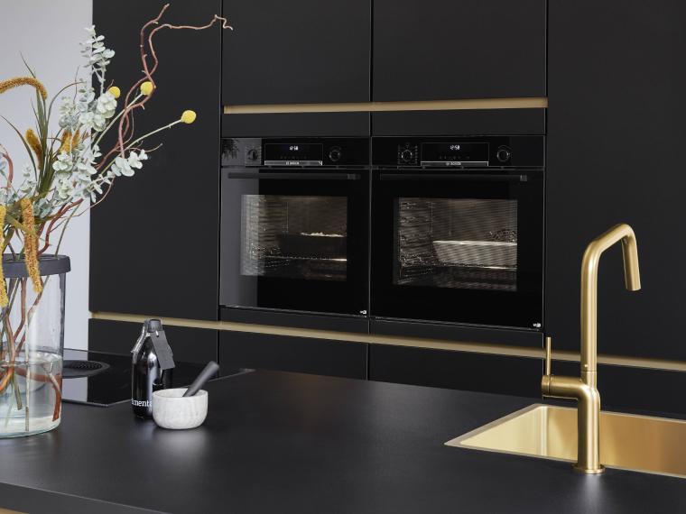 Nobilia - Touch Stilvoll, funktional, einzigartig. Schwarz trifft edles Gold - Bora Kochfeldabzug inklusive