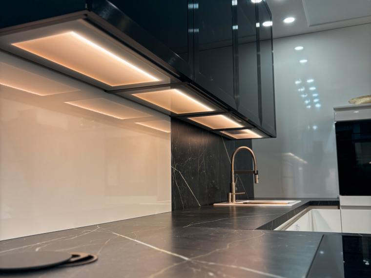 Exclusive Ausstellungsküche in Kristallweiß Hochglanz - modernes Design & hochwertige Ausstattung