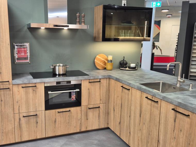 Hoge strakke houtenkleurige keuken
