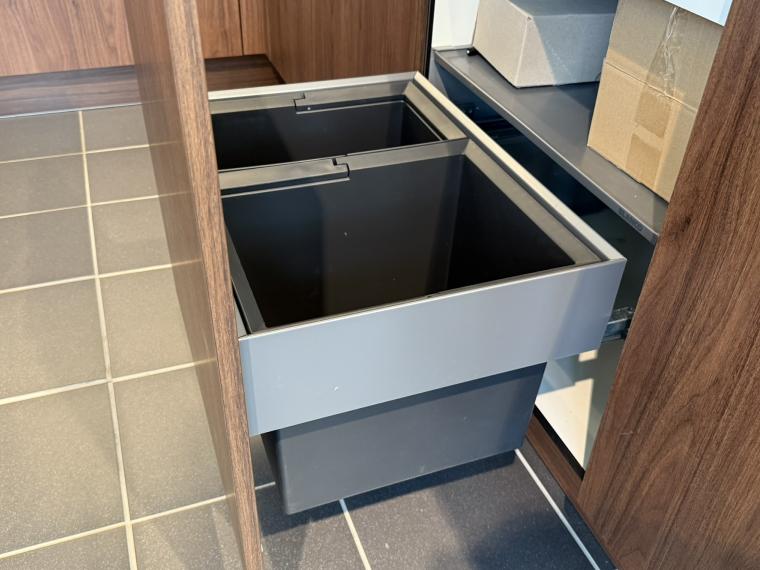 Moderne Küche: Nussbaum-Holzoptik & Tresen in Edelstahloptik – sofort verfügbar