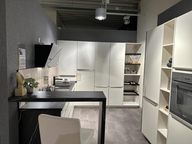 Küche mit Theke und Durchgangstüre