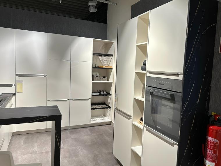 Küche mit Theke und Durchgangstüre