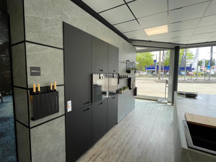 Koje 2A Fa. next125 Ceramic Grigio / Onyxschwarz Glas Einbauküche