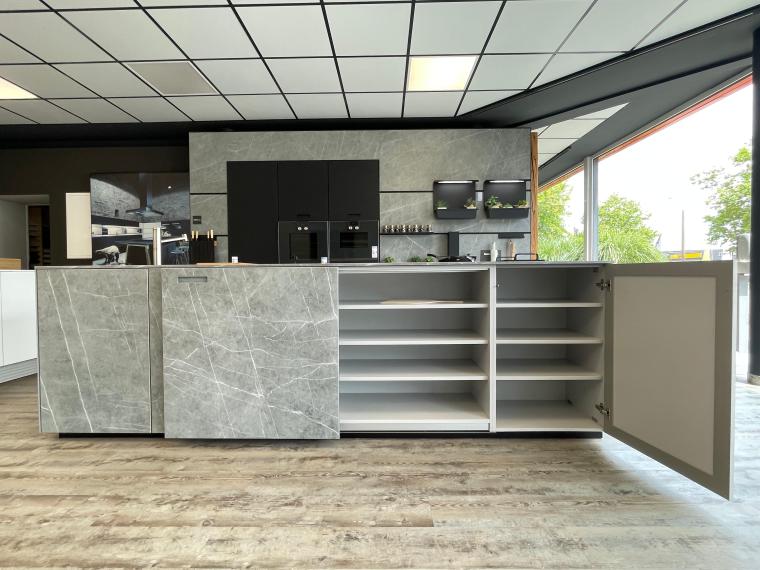 Koje 2A Fa. next125 Ceramic Grigio / Onyxschwarz Glas Einbauküche