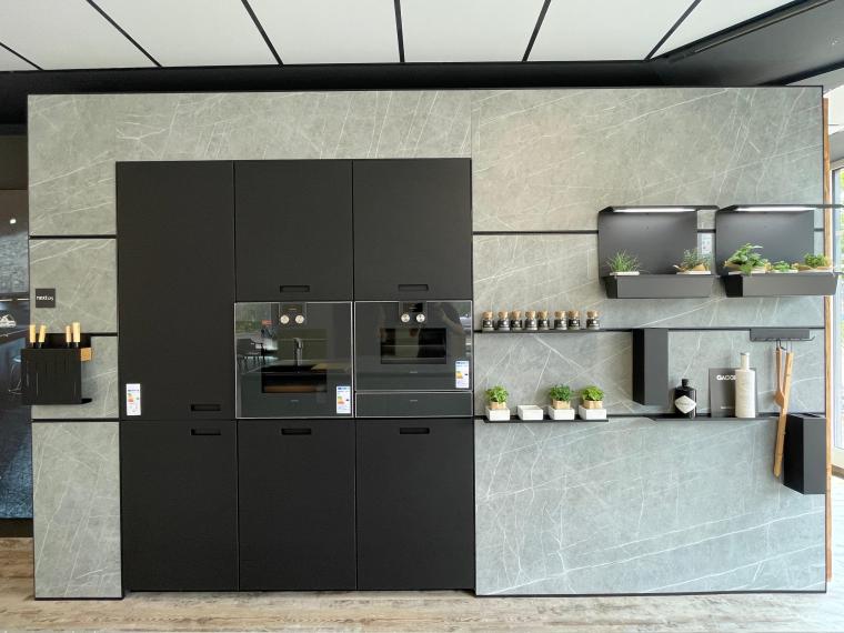 Koje 2A Fa. next125 Ceramic Grigio / Onyxschwarz Glas Einbauküche