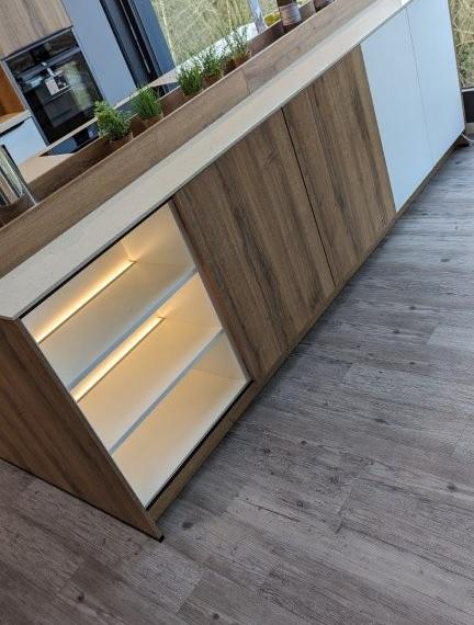 Designerküche mit Kochinsel und sehr hochwertigen Neff Elektrogeräten