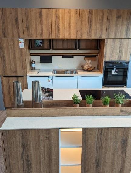 Designerküche mit Kochinsel und sehr hochwertigen Neff Elektrogeräten
