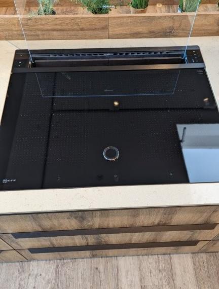 Designerküche mit Kochinsel und sehr hochwertigen Neff Elektrogeräten