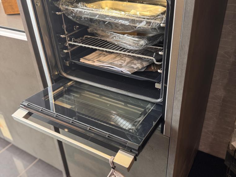 Moderne Grifflosküche mit Echt-Zement-Fronten