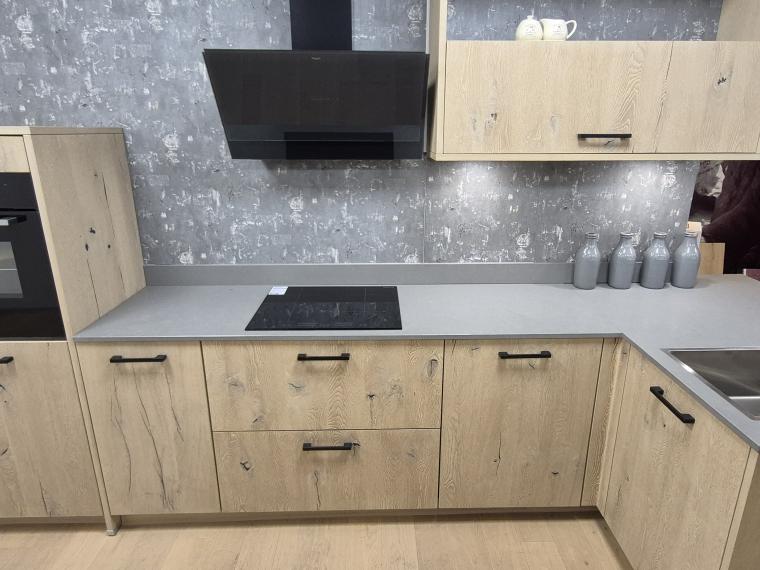 Robuuste Brigitte houtfineer keuken