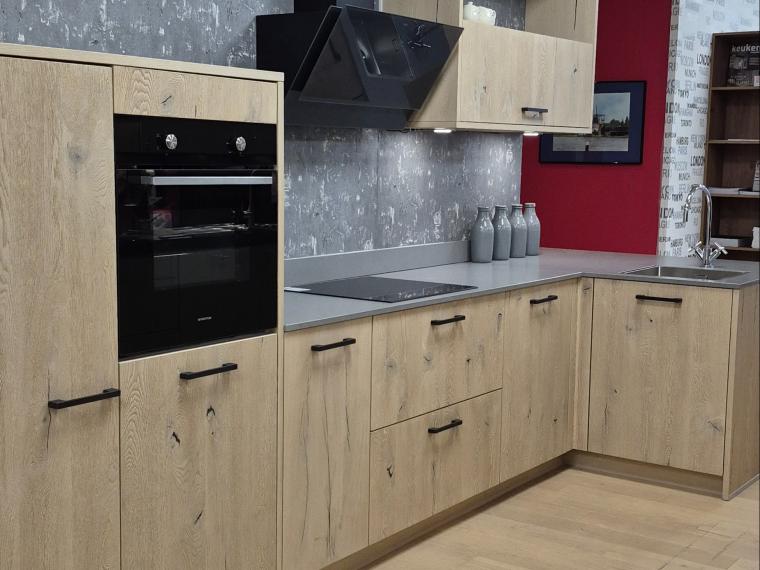 Robuuste Brigitte houtfineer keuken