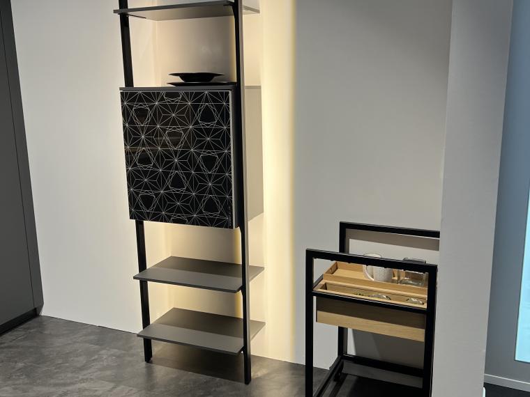 Moderne Designküche mit Insel und Hochschrankzeile