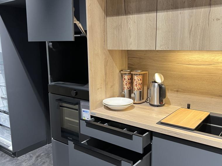 Moderne Designküche mit Insel und Hochschrankzeile