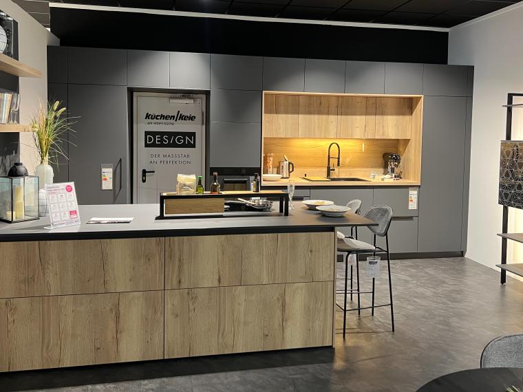 Moderne Designküche mit Insel und Hochschrankzeile