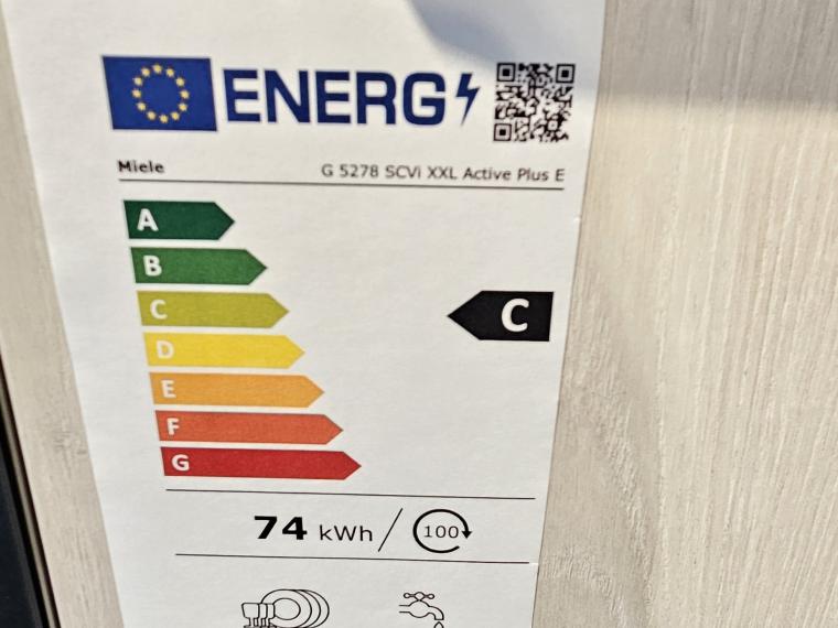 Zeitlos, moderne Küche in Skagen-Eiche-Dekor in Kombination mit kieselgrau mit hochwertiger Miele Geräteausstattung und Quarzsteinarbeitsplatten