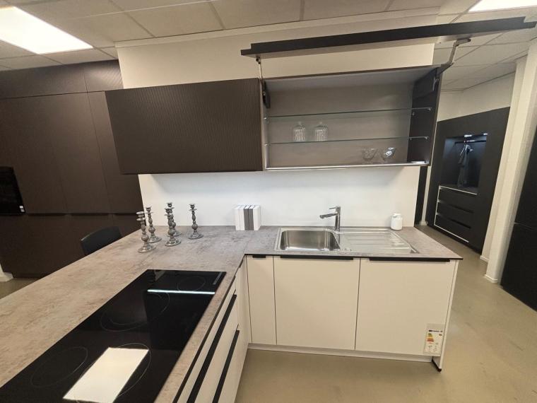 Moderne zweifarbige Küche mit Bosch Geräten