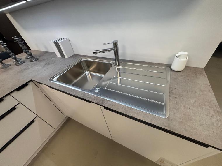 Moderne zweifarbige Küche mit Bosch Geräten