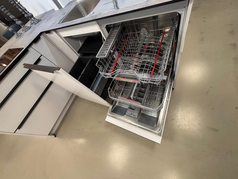 Moderne zweifarbige Küche mit Bosch Geräten