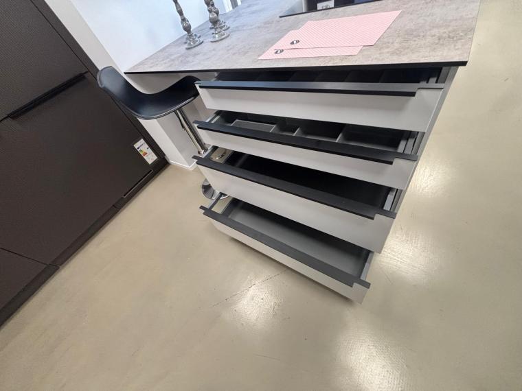 Moderne zweifarbige Küche mit Bosch Geräten