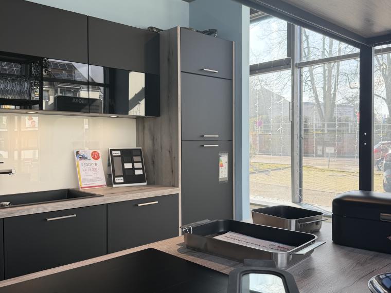 Moderne REDDY Küche mit Matt Anti Finger Printe Schwarzen Fronten und Holz Dekor Arbeitsplatte