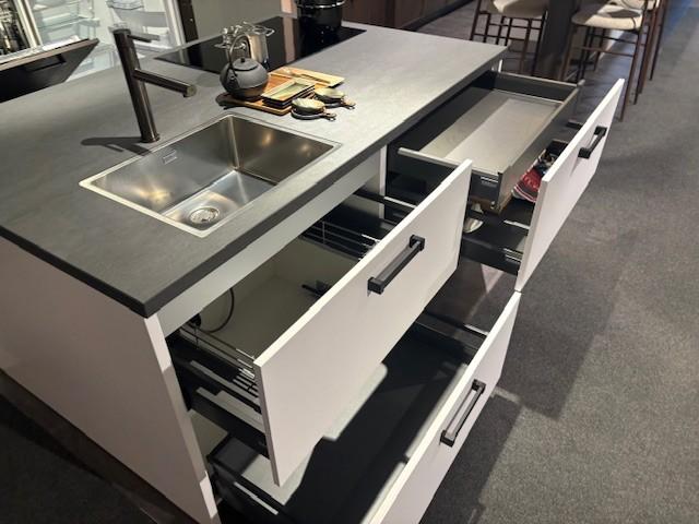 Eiland keuken met houtfineer kastenwand