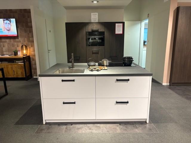 Eiland keuken met houtfineer kastenwand