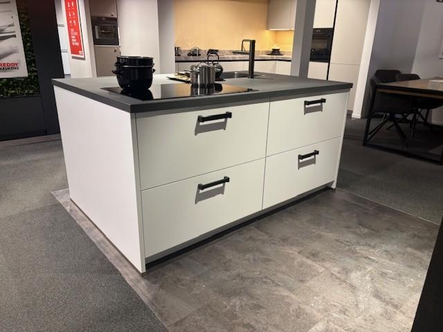 Eiland keuken met houtfineer kastenwand