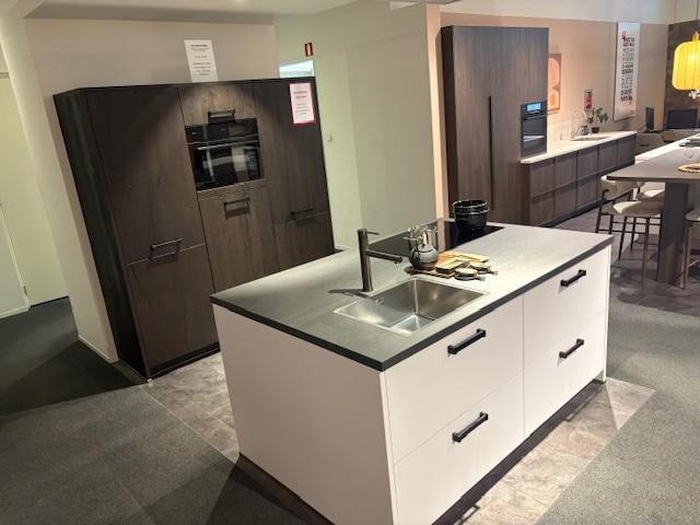 Eiland keuken met houtfineer kastenwand