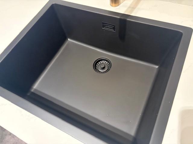 Landelijk-moderne keuken met composieten werken en AEG apparatuur