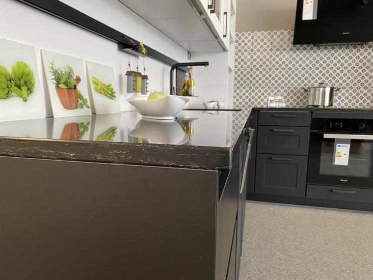 Häcker Landhausküche schwarz Quarzarbeitsplatte L-Küche Miele