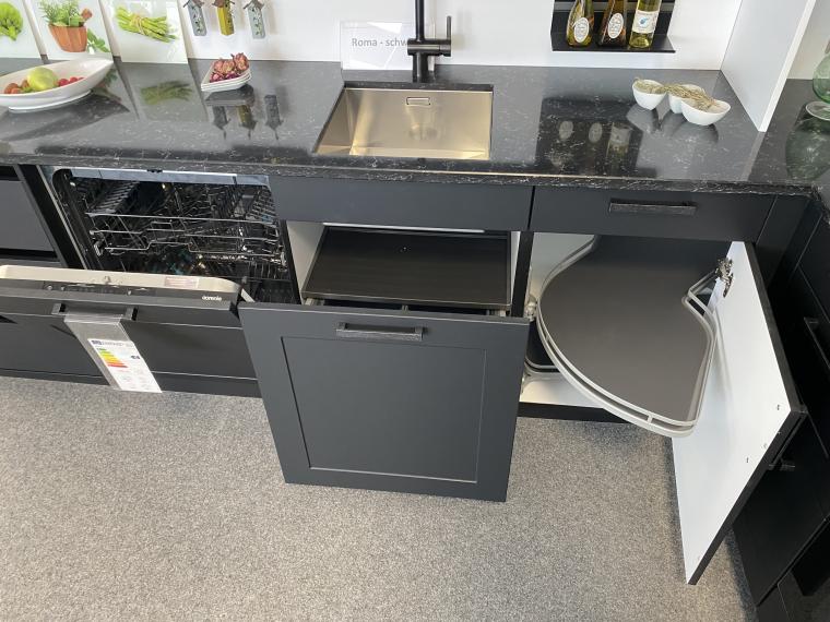 Häcker Landhausküche schwarz Quarzarbeitsplatte L-Küche Miele