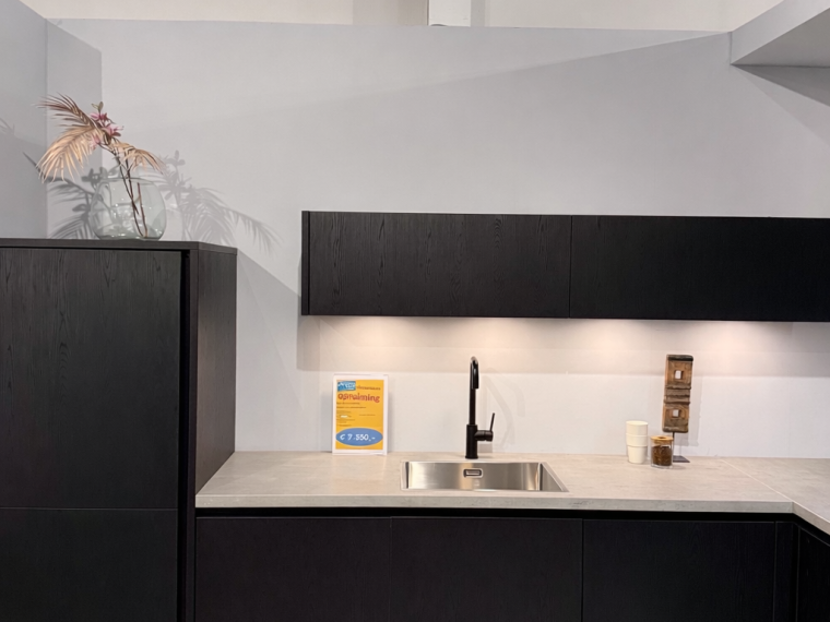 Zwarte houtlook keuken greeploos