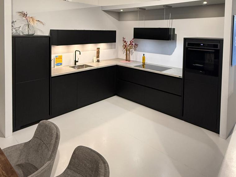 Zwarte houtlook keuken greeploos