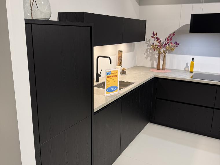 Zwarte houtlook keuken greeploos