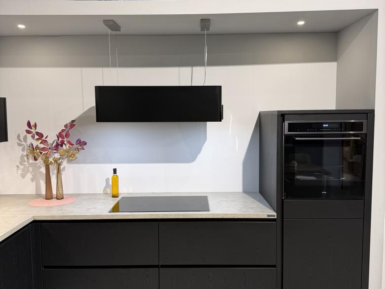 Zwarte houtlook keuken greeploos